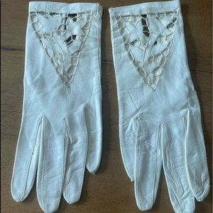 Vintage Short Cream Feminine Gloves